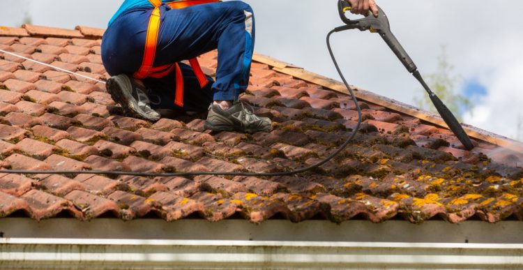 Skaffa hjälp när du ska tvätta ditt tak
